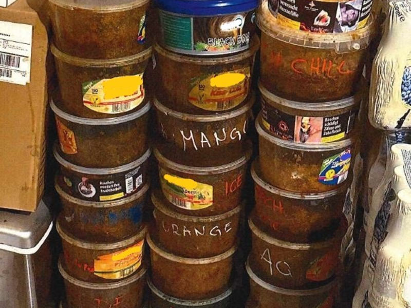 HZA-HH: Zoll beschlagnahmt knapp 100 kg Wasserpfeifentabak // Hamburger Zöllner werden bei Durchsuchung in Shisha-Bar fündig - Foto: presseportal.de