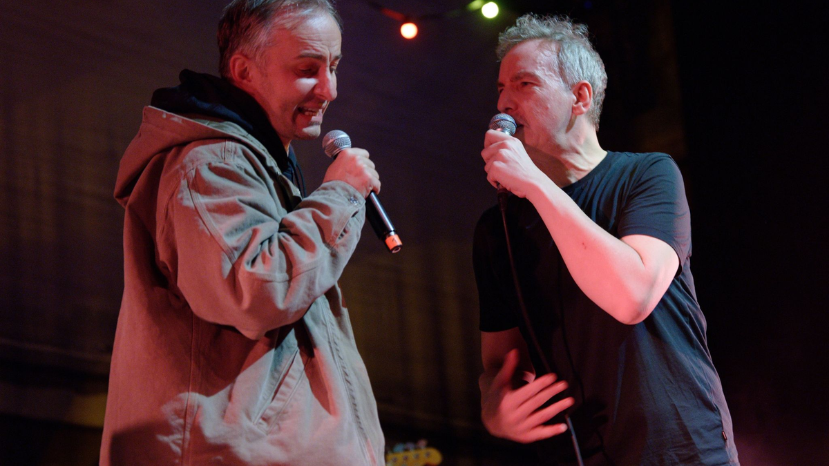 Standen zusammen in Köln auf der Bühne: Jan Böhmermann (l) und Olli Schulz. - Foto: Henning Kaiser/dpa