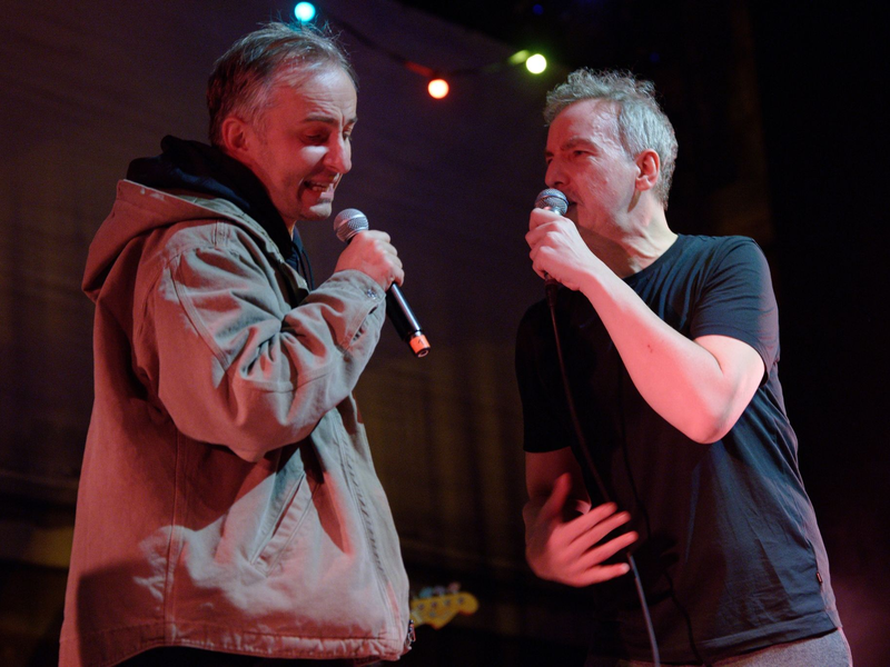 Standen zusammen in Köln auf der Bühne: Jan Böhmermann (l) und Olli Schulz. - Foto: Henning Kaiser/dpa