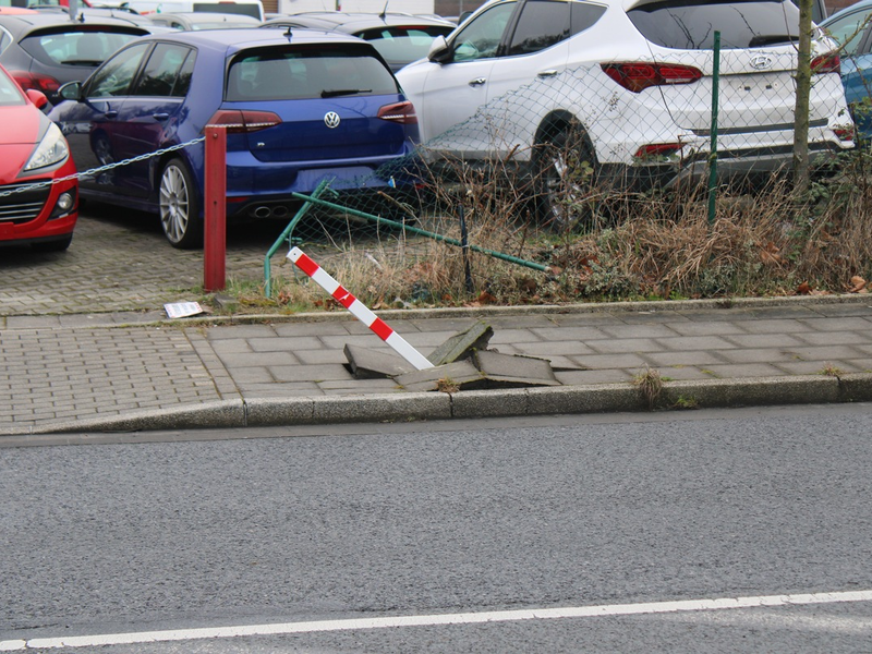 POL-HA: Poller bei Unfall beschädigt - Polizei sucht Zeugen - Foto: presseportal.de