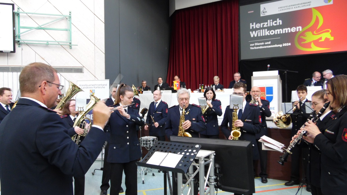 FW-KA: Die Feuerwehren im Landkreis Karlsruhe können ihren Personalstand weiter ausbauen Bei der Dienst- und Verbandsversammlung dankte Landrat Dr. Christoph Schnaudigel den Ehrenamtlichen - Foto: presseportal.de