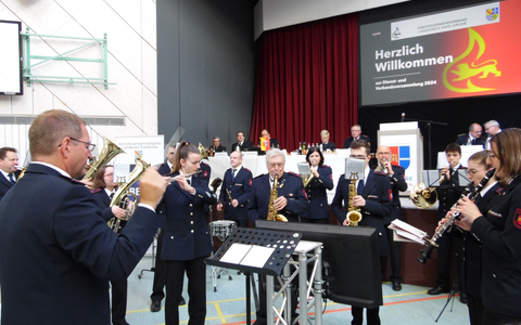 FW-KA: Die Feuerwehren im Landkreis Karlsruhe können ihren Personalstand weiter ausbauen Bei der Dienst- und Verbandsversammlung dankte Landrat Dr. Christoph Schnaudigel den Ehrenamtlichen - Foto: presseportal.de