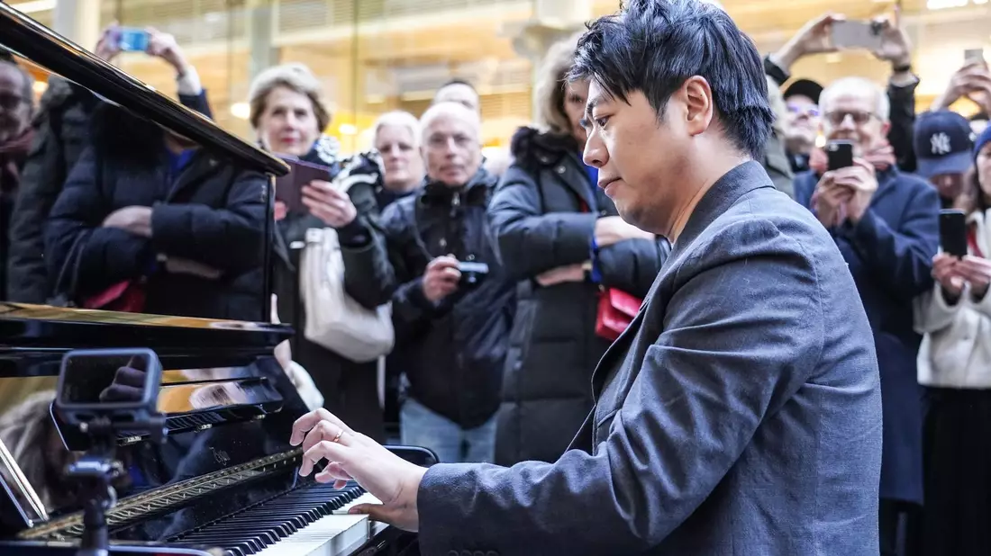 Es muss nicht immer die große Bühne sein: Lang Lang spielt auf einem öffentlichen Klavier im Londoner Bahnhof St. Pancras. - Bild: Ian West/PA Wire/dpa