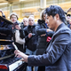 Es muss nicht immer die große Bühne sein: Lang Lang spielt auf einem öffentlichen Klavier im Londoner Bahnhof St. Pancras. - Foto: Ian West/PA Wire/dpa