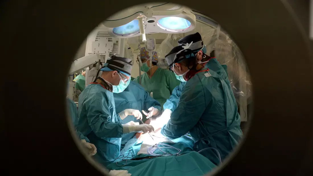 «Die neuen Leitlinien empfehlen klar, die Versorgung der Aorta in einem eigenen Fachgebiet zu bündeln», sagt Mediziner Martin Czerny vom Uniklinikum Freiburg - statt wie bisher Erkrankungen je nach Art und Lage entweder in der Herzchirurgie oder in der Gefäßchirurgie zu behandeln (Symbolfoto). - Bild: Jacek Turczyk/dpa