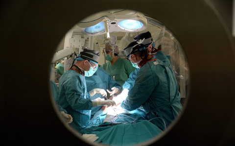 «Die neuen Leitlinien empfehlen klar, die Versorgung der Aorta in einem eigenen Fachgebiet zu bündeln», sagt Mediziner Martin Czerny vom Uniklinikum Freiburg - statt wie bisher Erkrankungen je nach Art und Lage entweder in der Herzchirurgie oder in der Gefäßchirurgie zu behandeln (Symbolfoto). - Bild: Jacek Turczyk/dpa