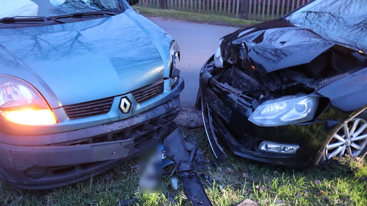 POL-HF: Frontalzusammenstoß - Zwei Personen leicht verletzt - Foto: presseportal.de