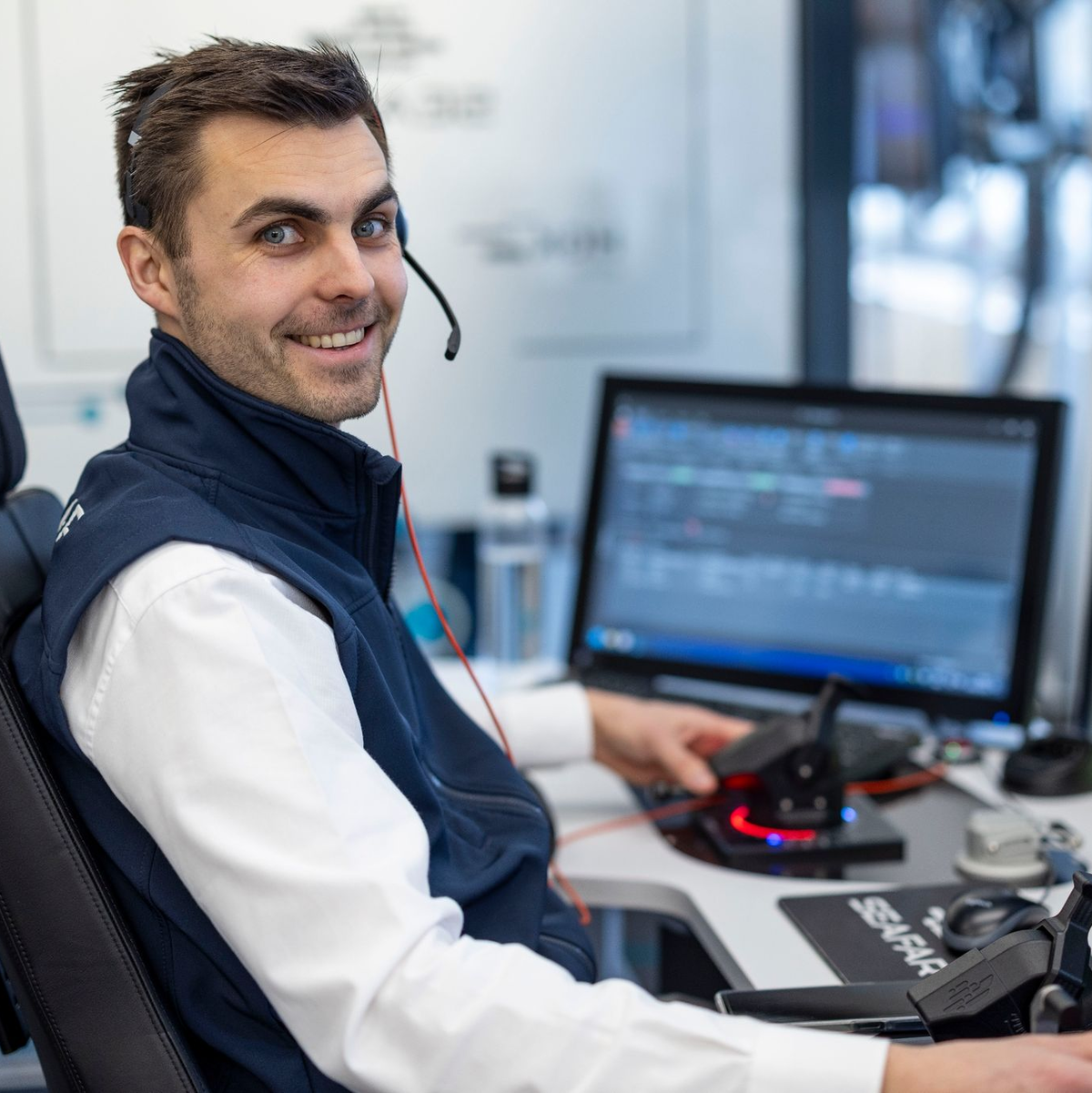 Radar, Funk, Steuerknüppel - aber alles in einem Büro mitten in Duisburg. Von hier aus werden Schiffe ferngesteuert. - Foto: Christoph Reichwein/dpa