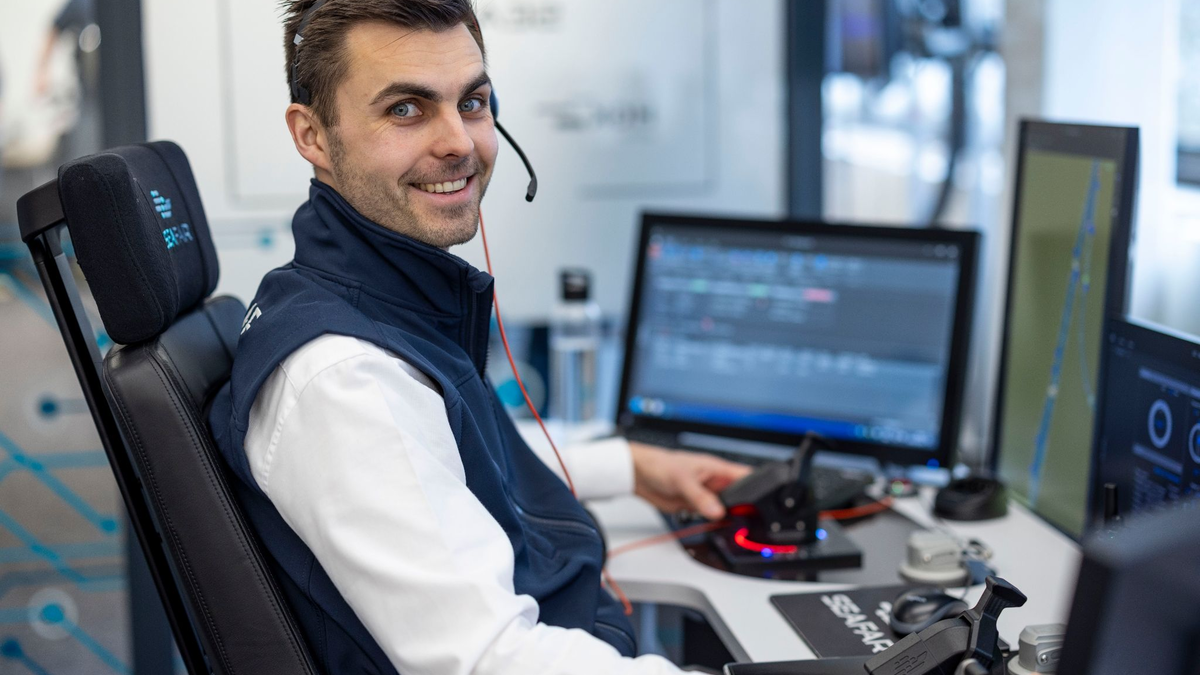 Alles im Blick: Binnenschifffahrtskapitän Joachim Lauwers steuert von seinem Schreibtisch aus ein Schiff auf der Route von Walcheren nach Antwerpen. - Foto: Christoph Reichwein/dpa