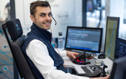 Radar, Funk, Steuerknüppel - aber alles in einem Büro mitten in Duisburg. Von hier aus werden Schiffe ferngesteuert. - Foto: Christoph Reichwein/dpa Radar, Funk, Steuerknüppel - aber alles in einem Büro mitten in Duisburg. Von hier aus werden Schiffe ferngesteuert. - Foto: Christoph Reichwein/dpa