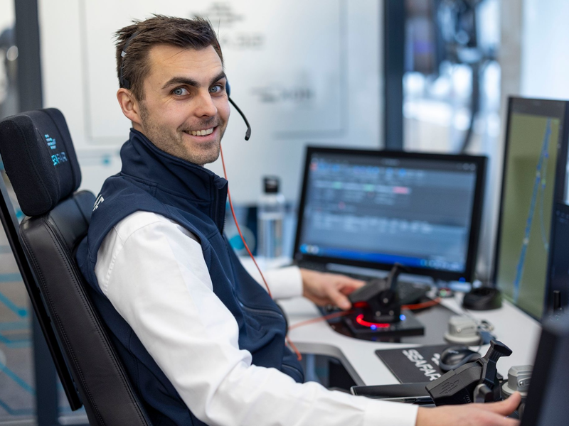 Radar, Funk, Steuerknüppel - aber alles in einem Büro mitten in Duisburg. Von hier aus werden Schiffe ferngesteuert. - Foto: Christoph Reichwein/dpa
