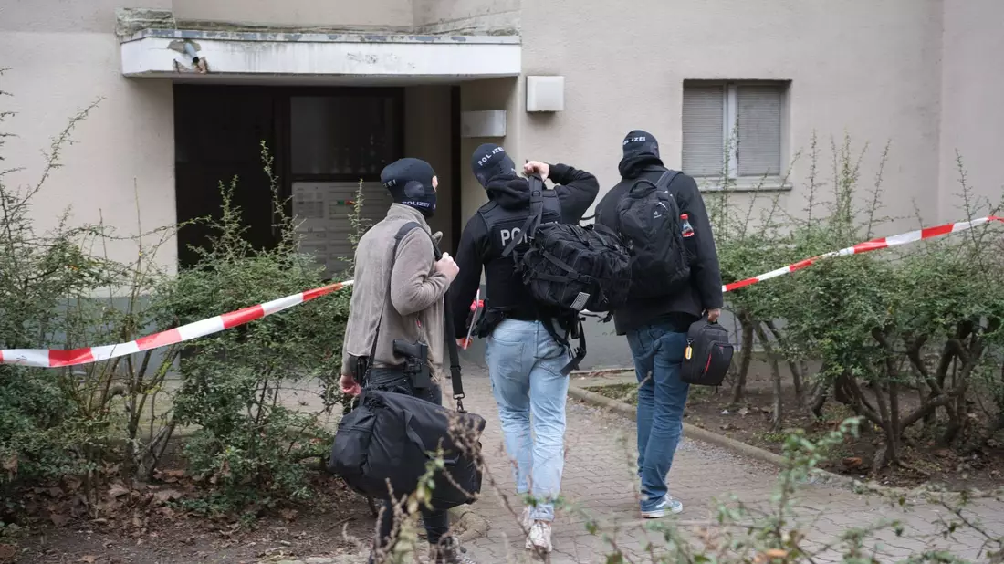 Polizisten gehen in das Wohnhaus von Daniela Klette in Berlin-Kreuzberg. - Bild: Paul Zinken/dpa