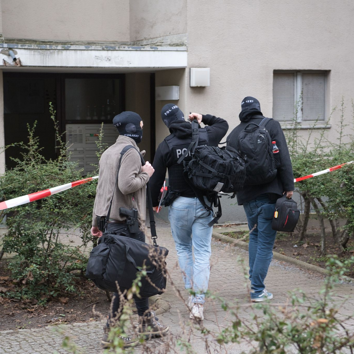 Polizisten gehen in das Wohnhaus von Daniela Klette in Berlin-Kreuzberg. - Foto: Paul Zinken/dpa