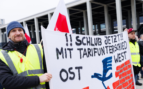 Eine Mitarbeiterin bei einer Kundgebung der Unternehmenssparte Lufthansa Technik in Berlin. - Foto: Carsten Koall/dpa