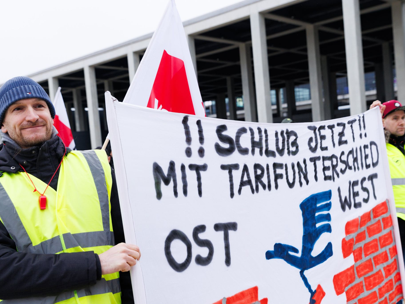 Die Dienstleistungsgewerkschaft Verdi ruft Beschäftigte der Frachttochter Lufthansa Cargo zum Warnstreik auf. - Foto: Carsten Koall/dpa