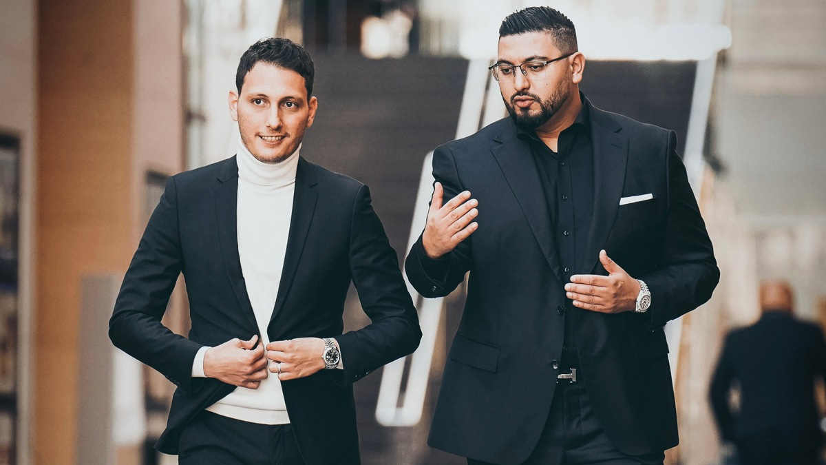 In zehn Schritten zur GmbH: Soufian El Morabiti und Ali Doygun von GoldmanTax klären auf - Foto: presseportal.de