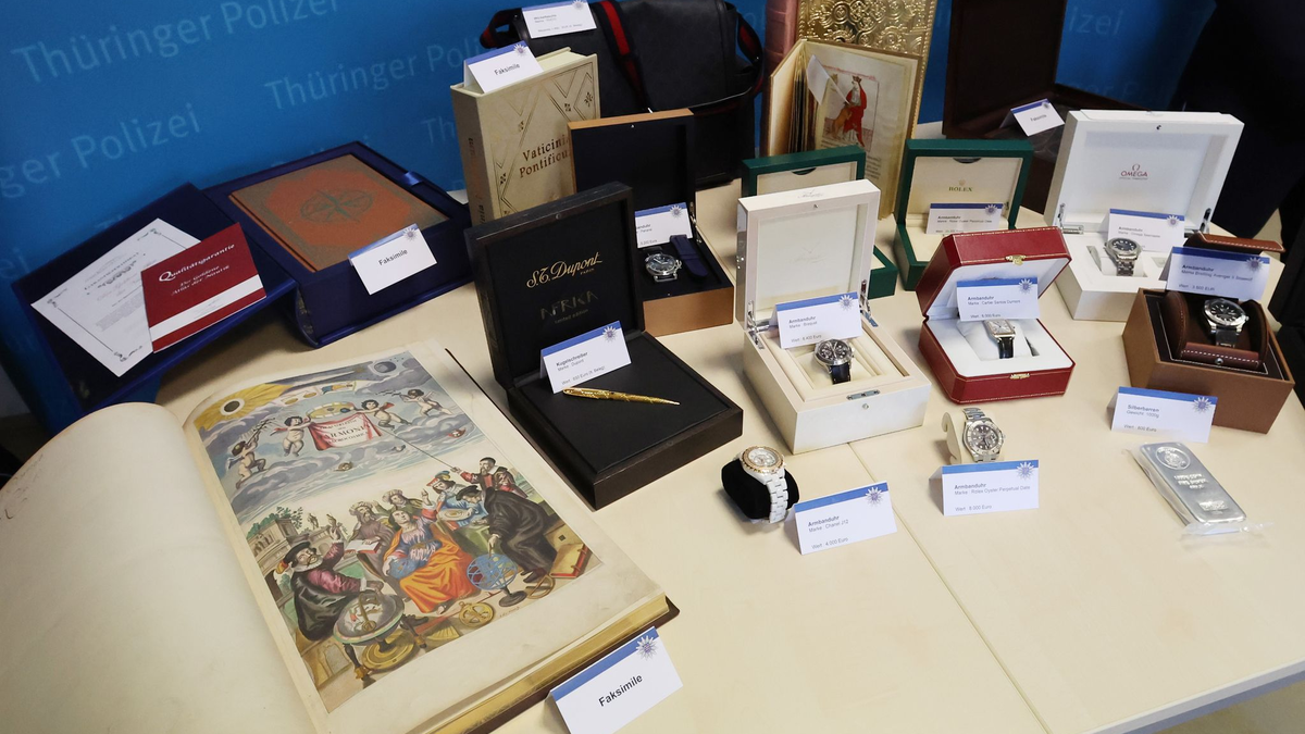 Faksimile-Bücher und andere Gegenstände präsentiert die Kriminalpolizei bei einer Pressekonferenz in Gera. - Foto: Bodo Schackow/dpa