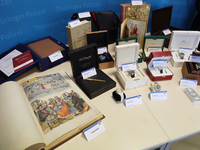 Faksimile-Bücher und andere Gegenstände präsentiert die Kriminalpolizei bei einer Pressekonferenz in Gera. - Foto: Bodo Schackow/dpa
