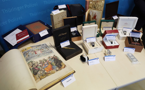 Faksimile-Bücher und andere Gegenstände präsentiert die Kriminalpolizei bei einer Pressekonferenz in Gera. - Foto: Bodo Schackow/dpa