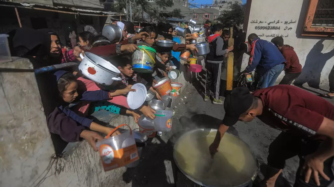 Rafah im Dezember: Palästinenser versammeln sich mit Töpfen, um an einer von einer Wohltätigkeitsorganisation eingerichteten Spendenstelle Essen zu erhalten. Die humanitäre Lage im Gazastreifen ist nach fünf Monaten Krieg katastrophal. - Bild: Mohammed Talatene/dpa