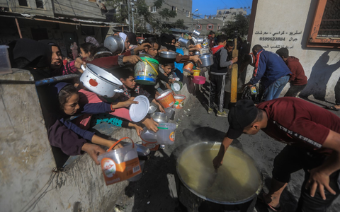 Rafah im Dezember: Palästinenser versammeln sich mit Töpfen, um an einer von einer Wohltätigkeitsorganisation eingerichteten Spendenstelle Essen zu erhalten. Die humanitäre Lage im Gazastreifen ist nach fünf Monaten Krieg katastrophal. - Foto: Mohammed Talatene/dpa