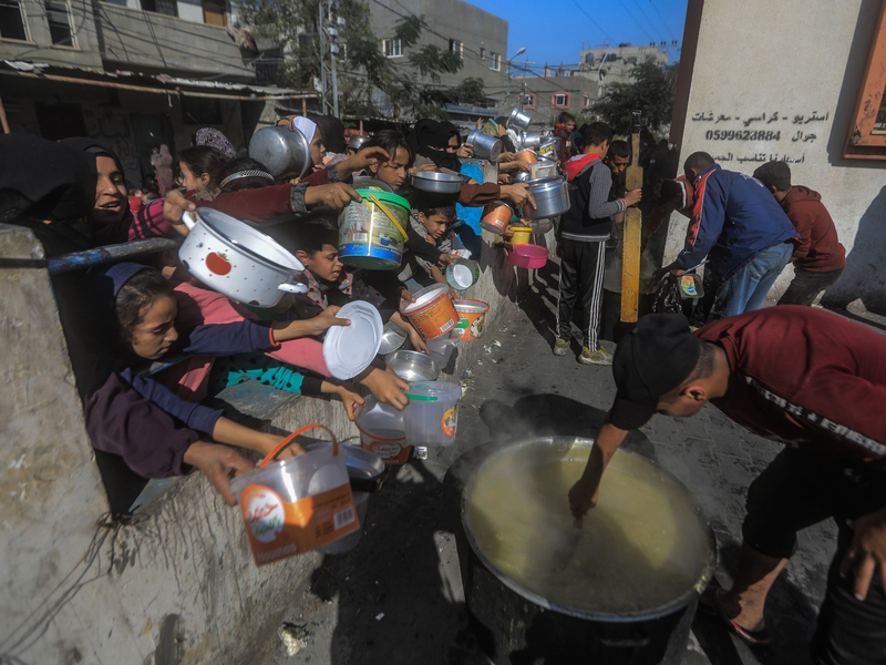 Rafah im Dezember: Palästinenser versammeln sich mit Töpfen, um an einer von einer Wohltätigkeitsorganisation eingerichteten Spendenstelle Essen zu erhalten. Die humanitäre Lage im Gazastreifen ist nach fünf Monaten Krieg katastrophal. - Foto: Mohammed Talatene/dpa