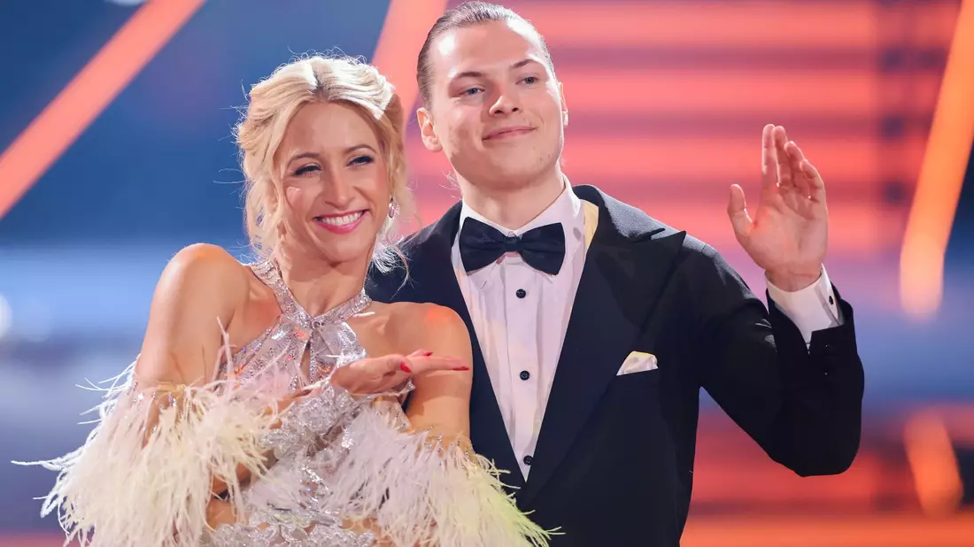 Gabriel Kelly und Kathrin Menzinger haben sich in den Kreis der Favoriten getanzt. - Bild: Rolf Vennenbernd/dpa