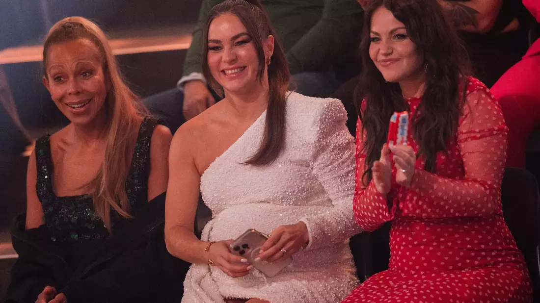 Angela Ermakova (l-r) und die beiden hochschwangeren Profitänzerinnen Renata Lusin und Christina Hänni. - Bild: Rolf Vennenbernd/dpa