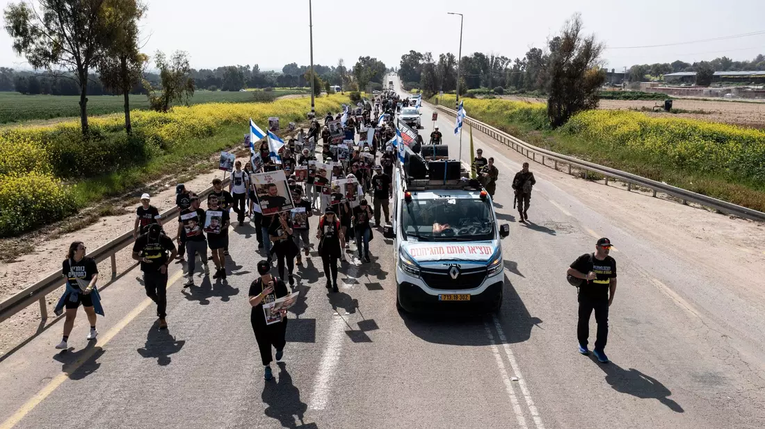 Der Marsch der Geisel-Unterstützer soll durch mehrere israelische Städte verlaufen und am Samstag in Jerusalem enden. - Bild: Tsafrir Abayov/AP/dpa