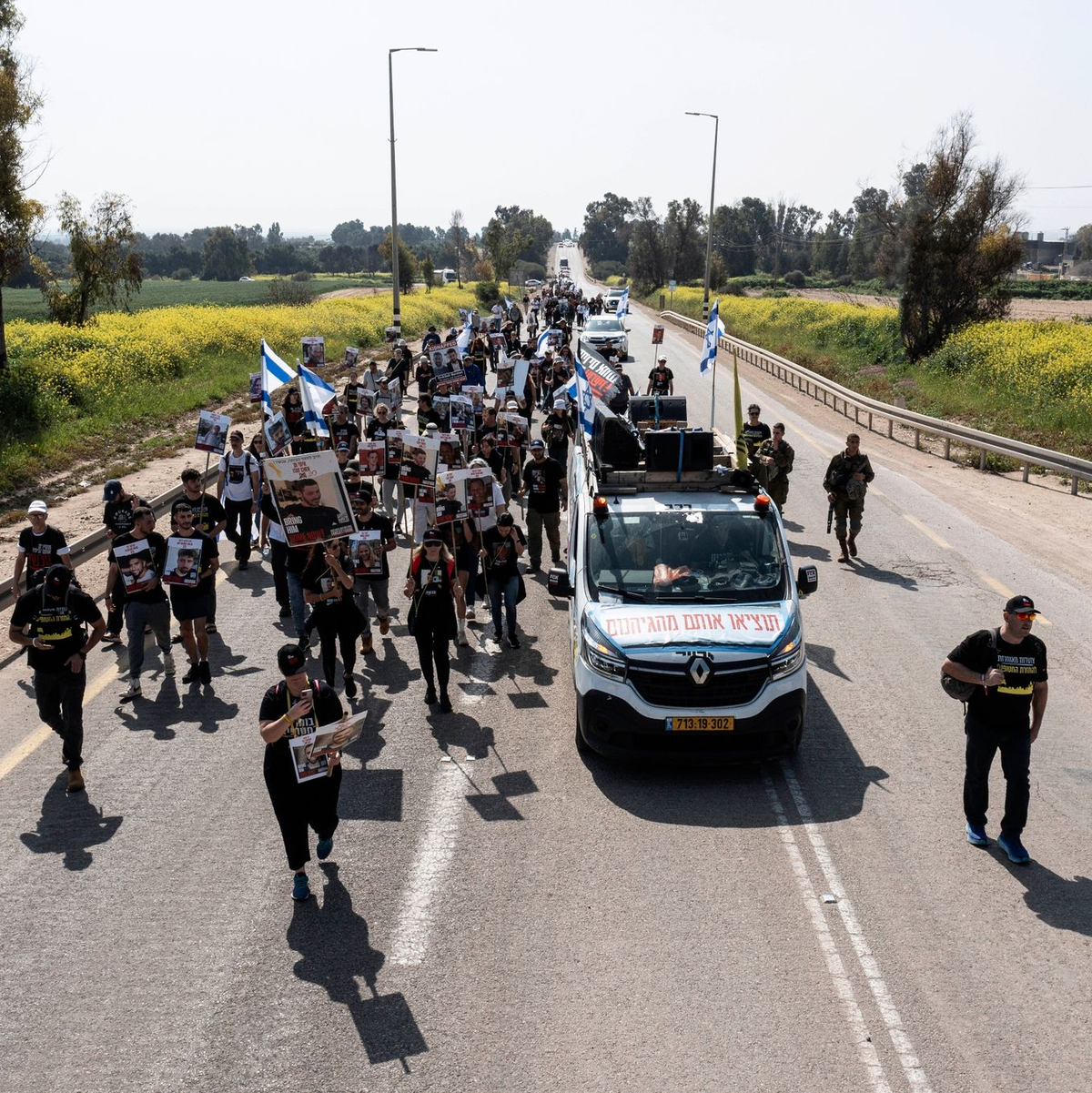 Der Marsch der Geisel-Unterstützer soll durch mehrere israelische Städte verlaufen und am Samstag in Jerusalem enden. - Foto: Tsafrir Abayov/AP/dpa