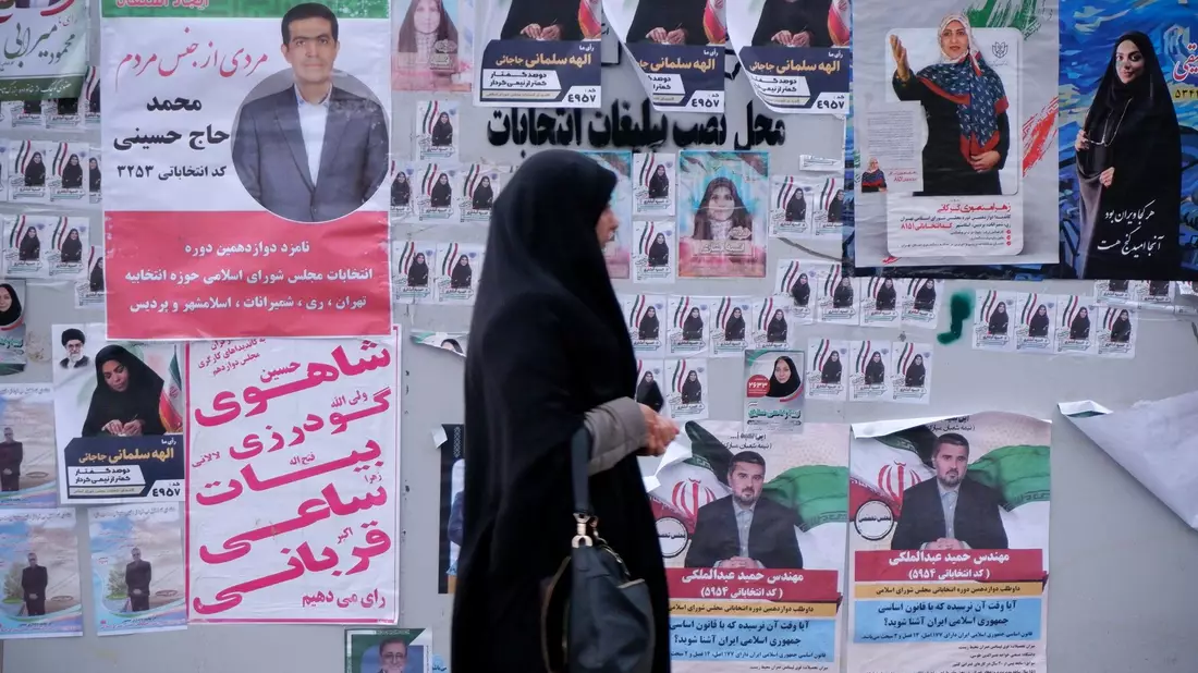 Wahlplakate in Teheran. Am Freitag wählt der Iran ein neues Parlament und den Expertenrat. - Bild: Rouzbeh Fouladi/ZUMA Press Wire/dpa