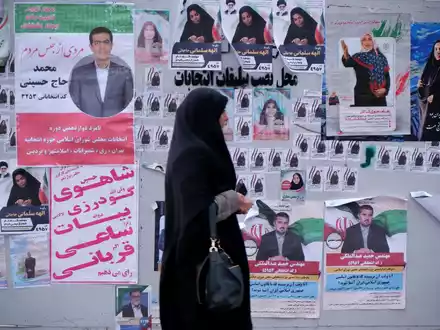 Wahlplakate in Teheran. Am Freitag wählt der Iran ein neues Parlament und den Expertenrat. - Foto: Rouzbeh Fouladi/ZUMA Press Wire/dpa
