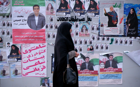 Wahlplakate in Teheran. Am Freitag wählt der Iran ein neues Parlament und den Expertenrat. - Foto: Rouzbeh Fouladi/ZUMA Press Wire/dpa