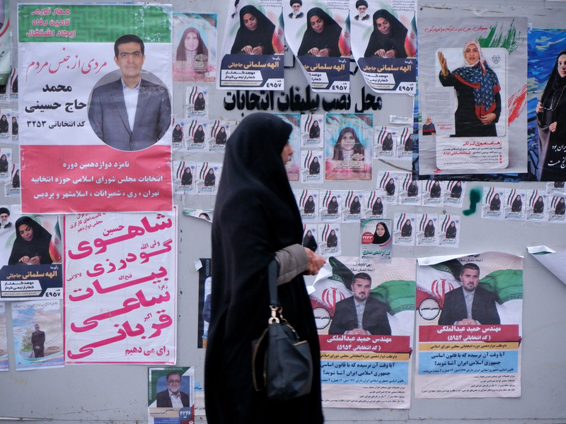 Wahlplakate in Teheran. Am Freitag wählt der Iran ein neues Parlament und den Expertenrat. - Foto: Rouzbeh Fouladi/ZUMA Press Wire/dpa