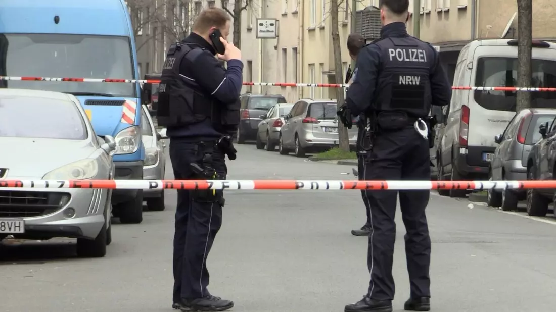 Der Tatort wurde von der Polizei abgesperrt. - Bild: Justin Brosch/dpa