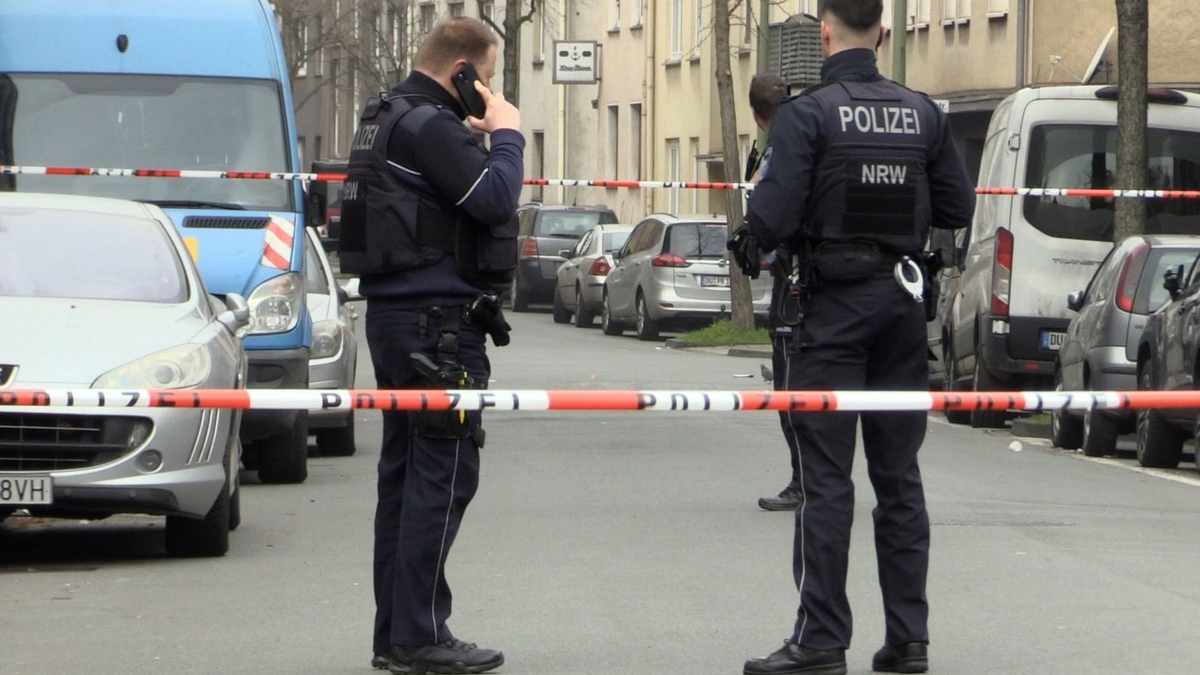 Der Tatort wurde von der Polizei abgesperrt. - Foto: Justin Brosch/dpa