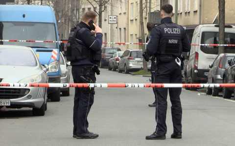 Der Tatort wurde von der Polizei abgesperrt. - Foto: Justin Brosch/dpa