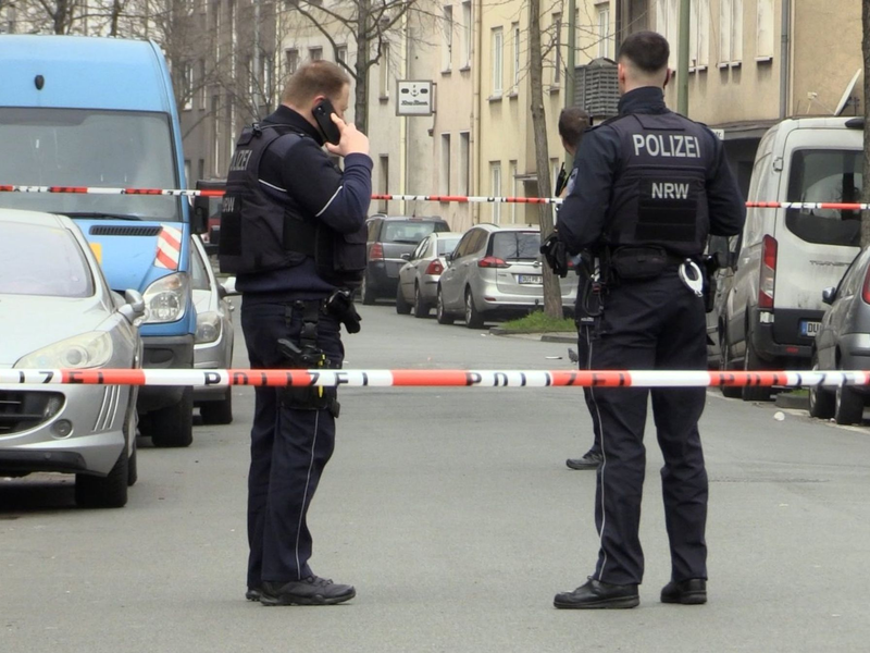 Der Tatort wurde von der Polizei abgesperrt. - Foto: Justin Brosch/dpa