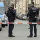 Der Tatort wurde von der Polizei abgesperrt. - Bild: Justin Brosch/dpa