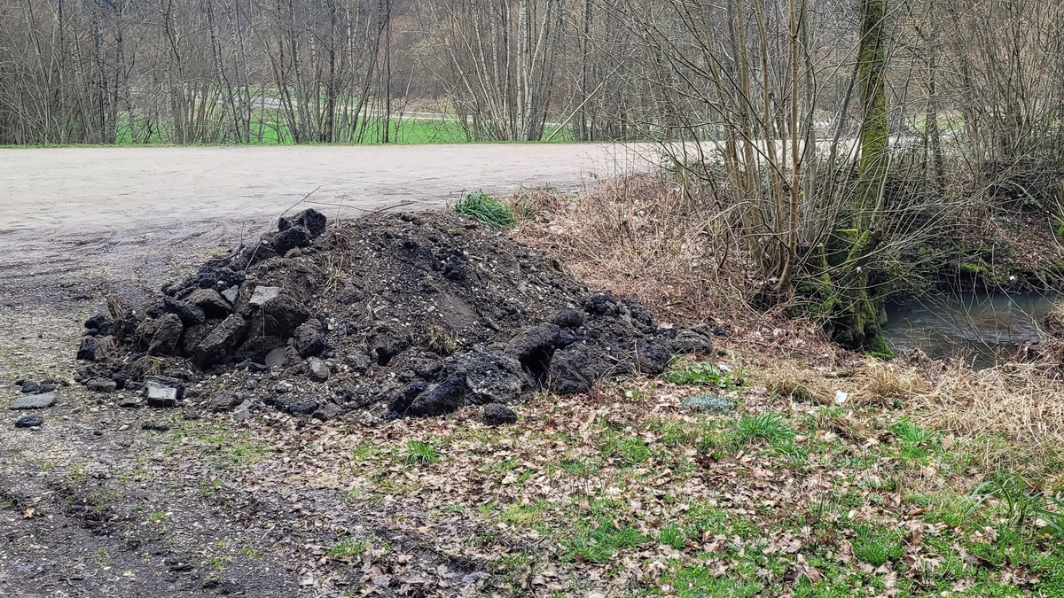 POL-UL: (GP) Uhingen - Teer-/Bitumengemisch illegal entsorgt / Bei Ermittlungen wegen einer Umweltstraftat bei Uhingen hofft die Polizei jetzt auf Zeugenhinweise. - Foto: presseportal.de