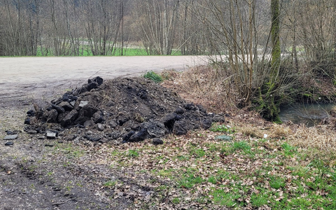 POL-UL: (GP) Uhingen - Teer-/Bitumengemisch illegal entsorgt / Bei Ermittlungen wegen einer Umweltstraftat bei Uhingen hofft die Polizei jetzt auf Zeugenhinweise. - Foto: presseportal.de