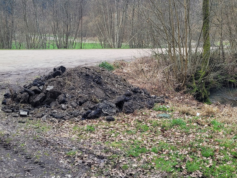 POL-UL: (GP) Uhingen - Teer-/Bitumengemisch illegal entsorgt / Bei Ermittlungen wegen einer Umweltstraftat bei Uhingen hofft die Polizei jetzt auf Zeugenhinweise. - Foto: presseportal.de