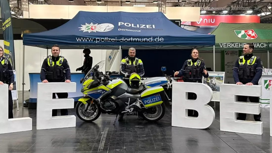 POL-DO: Motorradmesse in den Westfalenhallen - Verkehrssicherheitsberater der Polizei laden zum Austausch ein - Bild: presseportal.de