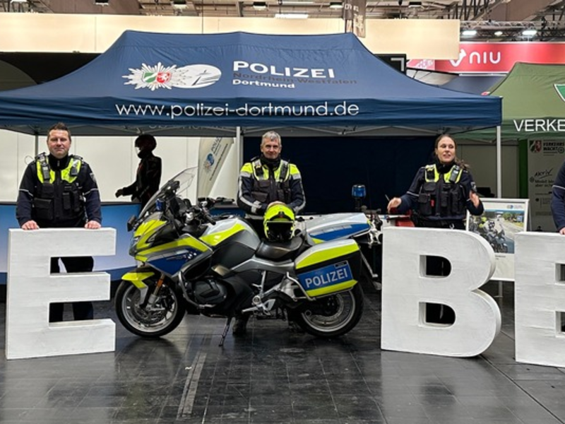 POL-DO: Motorradmesse in den Westfalenhallen - Verkehrssicherheitsberater der Polizei laden zum Austausch ein - Foto: presseportal.de