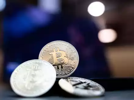 Der Bitcoin hat die Schwelle von 60.000  Dollar überschritten. - Foto: Hannes P Albert/dpa