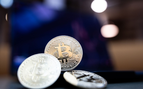 Der Bitcoin fällt wieder unter 90.000 US-Dollar. (Archivbild) - Foto: Hannes P Albert/dpa