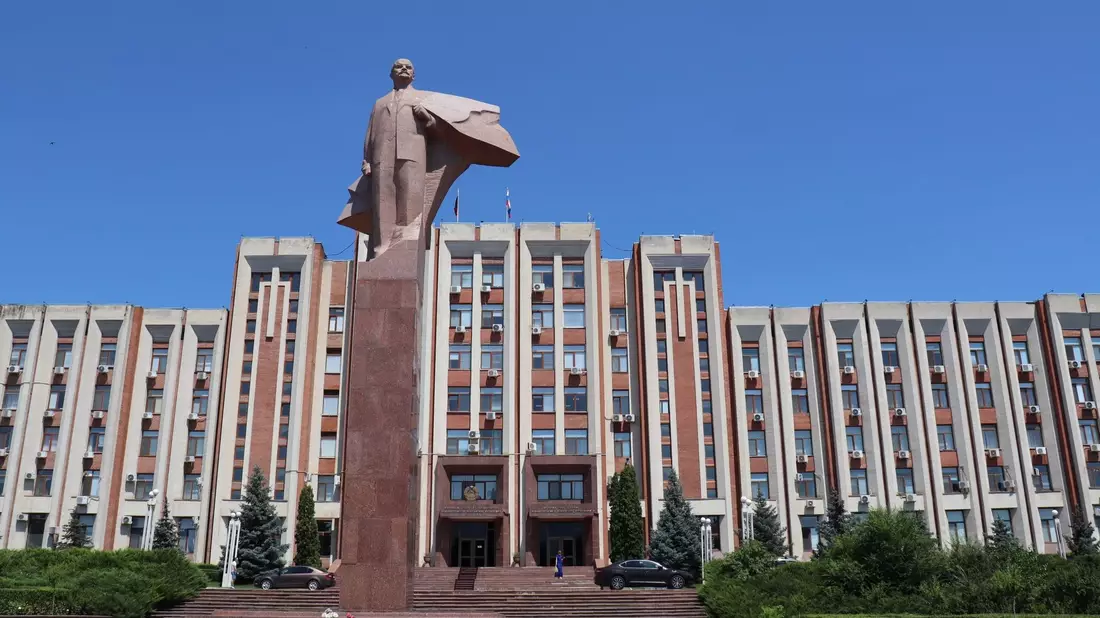 Lenin-Statue vor dem Parlamentsgebäude in Tiraspol im Separatistengebiet Transnistrien. - Bild: Hannah Wagner/dpa
