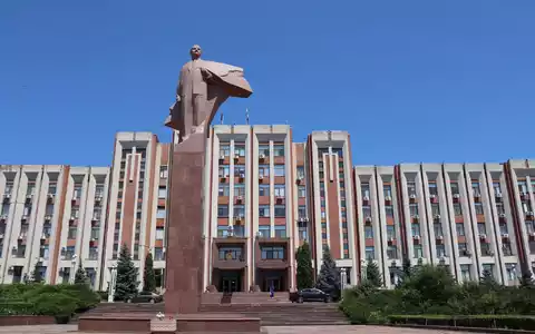 Lenin-Statue vor dem Parlamentsgebäude in Tiraspol im Separatistengebiet Transnistrien. - Foto: Hannah Wagner/dpa