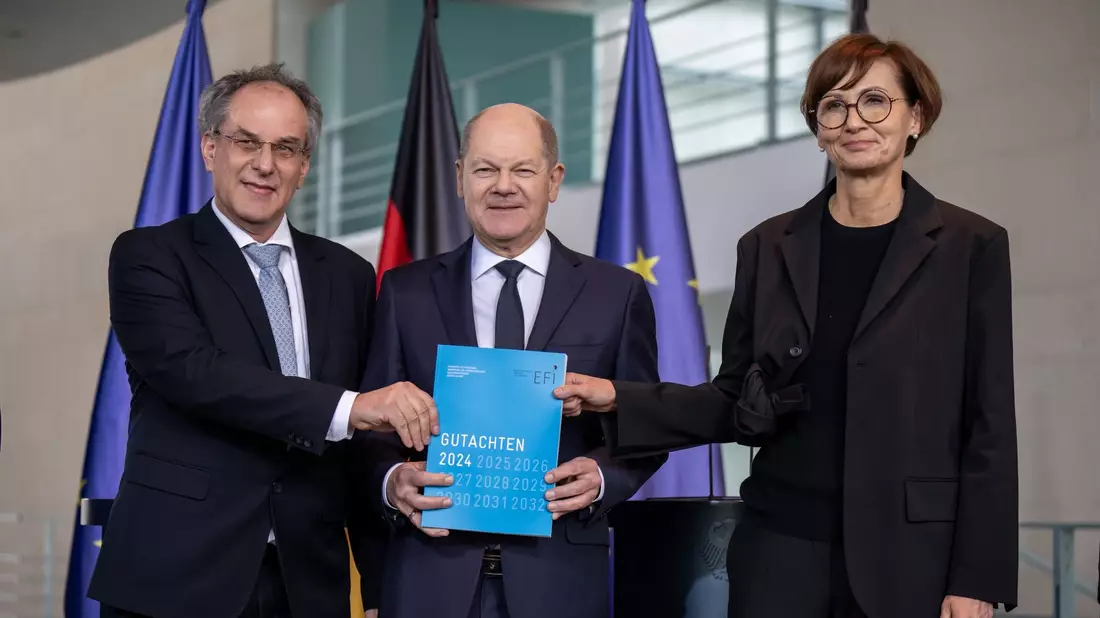Bundeskanzler Olaf Scholz nimmt das Jahresgutachten der Expertenkommission Forschung und Innovation (EFI) entgegen. - Bild: Michael Kappeler/dpa