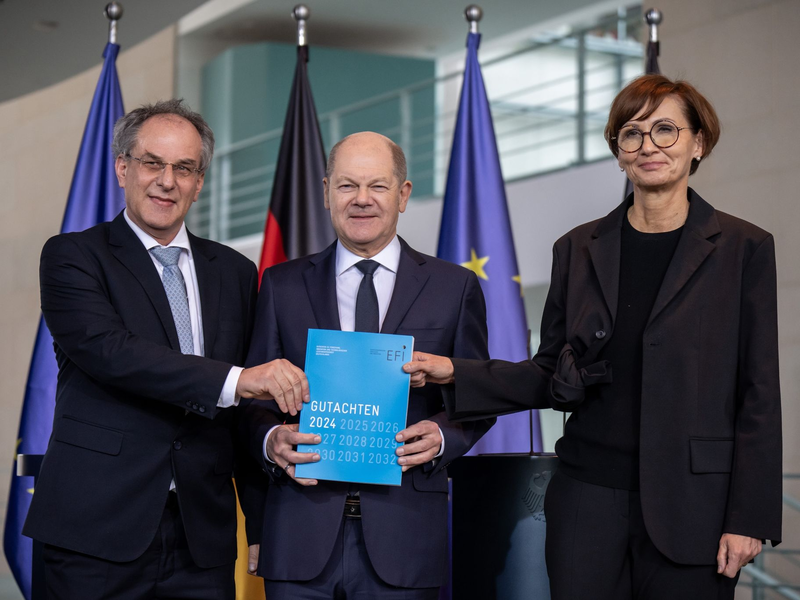 Bundeskanzler Olaf Scholz nimmt das Jahresgutachten der Expertenkommission Forschung und Innovation (EFI) entgegen. - Foto: Michael Kappeler/dpa